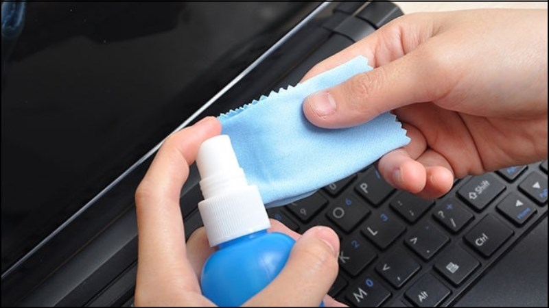 Sử dụng miếng vải lau để l&agrave;m sạch bụi l&agrave; cần thiết