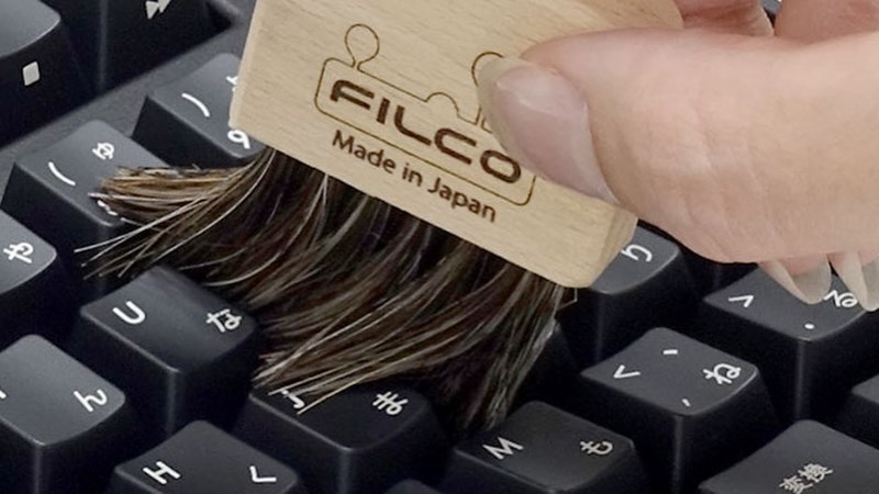 D&ugrave;ng cọ để qu&eacute;t sạch bụi bẩn b&aacute;m tr&ecirc;n card m&agrave;n h&igrave;nh