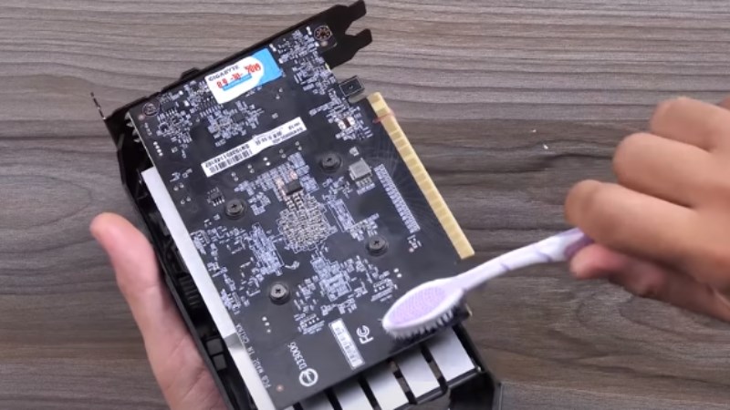 Chải nhẹ b&agrave;n chải đ&aacute;nh răng theo một hướng