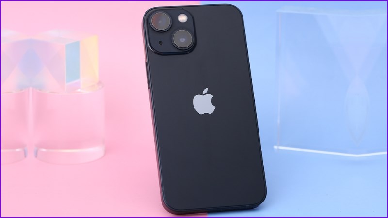 iPhone 13 m&agrave;u đen sang trọng v&agrave; qu&yacute; ph&aacute;i
