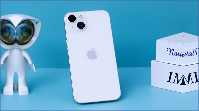 iPhone 13 m&agrave;u trắng tinh tế v&agrave; đầy sang trọng