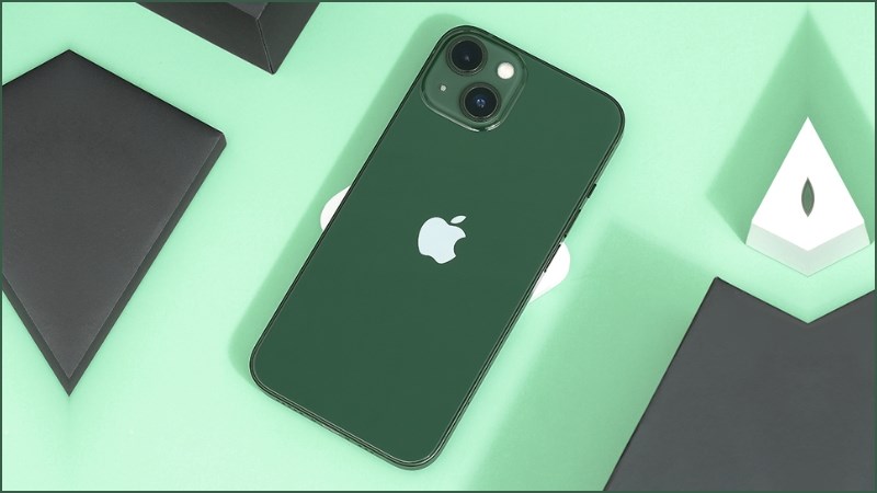 M&agrave;u xanh l&aacute; tr&ecirc;n iPhone 13 đem lại cảm gi&aacute;c m&aacute;t mẻ như lạc v&agrave;o khu vườn