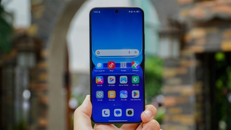 Xiaomi 13T Pro v&agrave; Xiaomi 13 đều c&oacute; m&agrave;n h&igrave;nh AMOLED sắc n&eacute;t