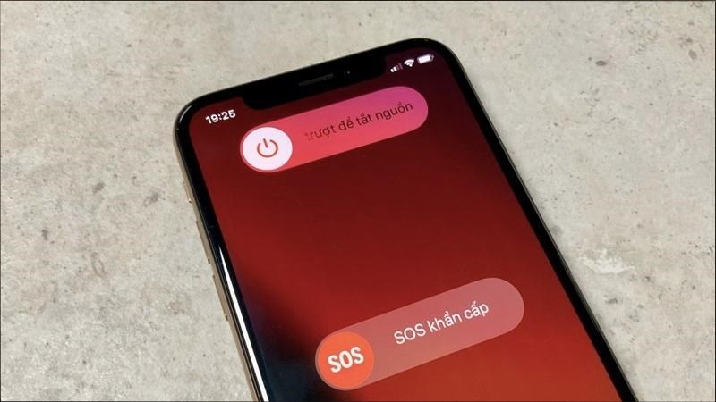 Khởi động lại iPhone giúp khắc phục việc gọi điện không nghe tiếng
