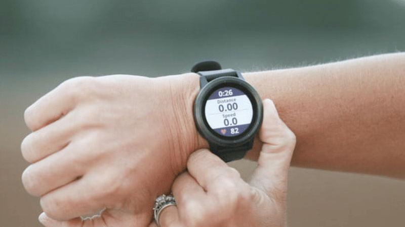 Garmin vivoactive 3 c&oacute; mức rẻ nhất trong d&ograve;ng v&iacute;voactive