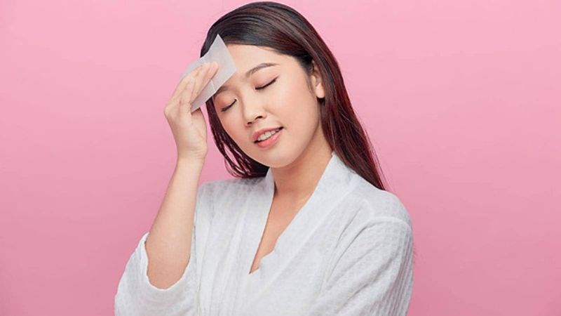 Giấy thấm dầu có khả năng hấp thụ và loại bỏ dầu thừa trên da 