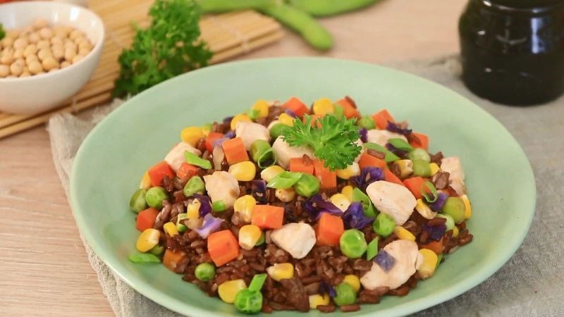 Gạo lứt làm nguyên liệu thêm vào các món salad