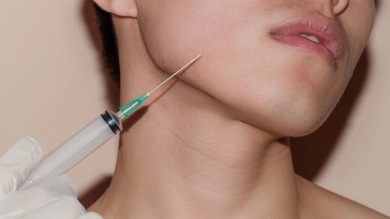 Tiêm vitamin C cũng là một biện pháp làm trắng da nhanh chóng