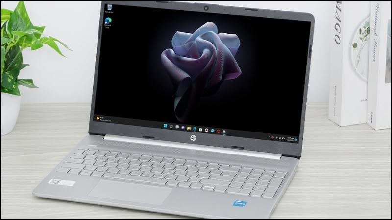 Ngoại h&igrave;nh tao nh&atilde; đến từ chiếc &aacute;o m&agrave;u bạc tạo vẻ thanh lịch, tối giản