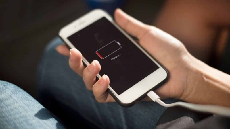 Không dừng iPhone cạn kiệt pin rồi mới cắm sạc để tăng tuổi thọ cho pin Không dừng iPhone cạn kiệt pin rồi mới cắm sạc để tăng tuổi thọ cho pin
