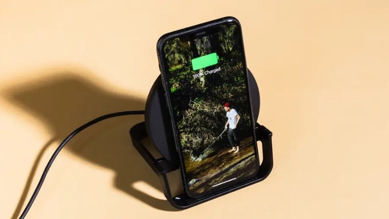 Sạc iPhone ở môi trường thoáng mát và tránh các ánh nắng chiếu vào Sạc iPhone ở môi trường thoáng mát và tránh các ánh nắng chiếu vào
