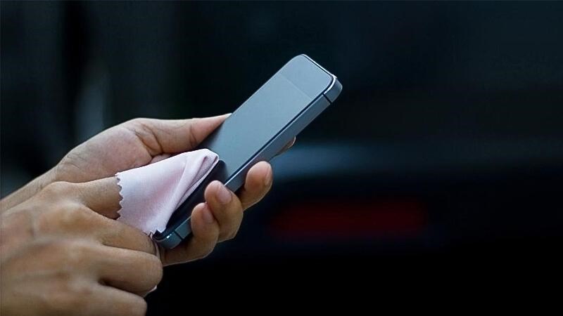 iPhone 15 dễ bị b&aacute;m bụi, sợi vải lọt v&agrave;o ống k&iacute;nh camera sau