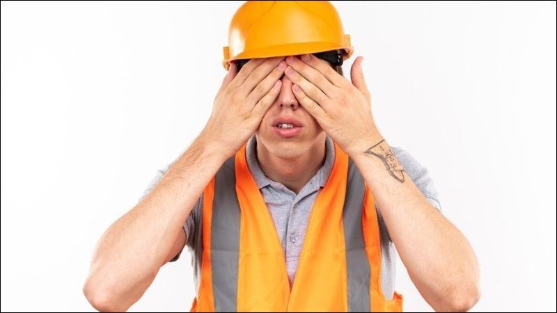 Sự thiếu trang bị bảo hộ có thể khiến người lao động gặp vấn đề sưng và đỏ mắt Sự thiếu trang bị bảo hộ có thể khiến người lao động gặp vấn đề sưng và đỏ mắt