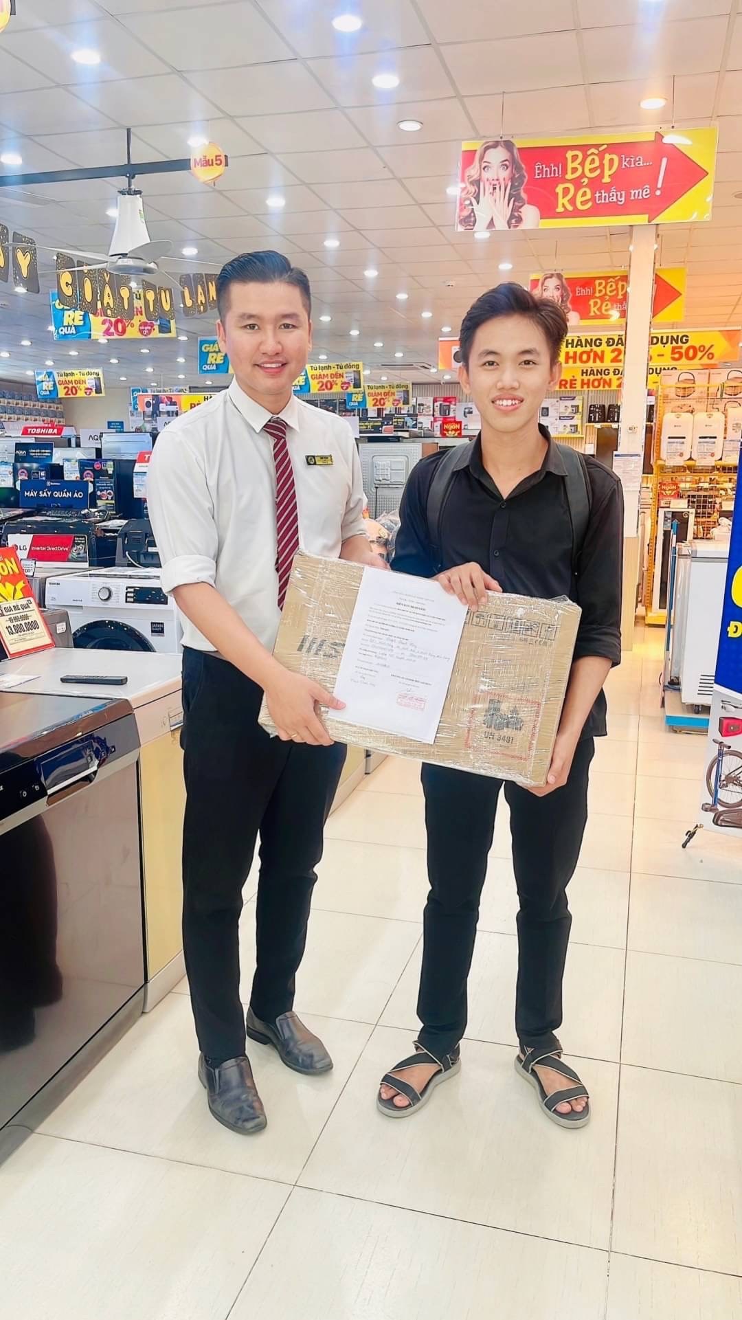 Khách hàng trúng giải