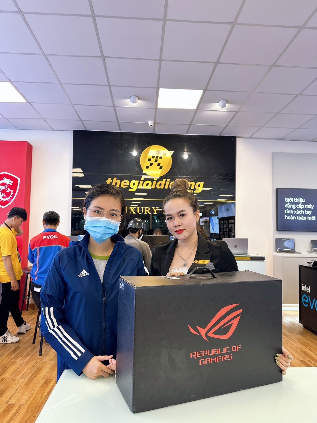 Khách hàng trúng giải