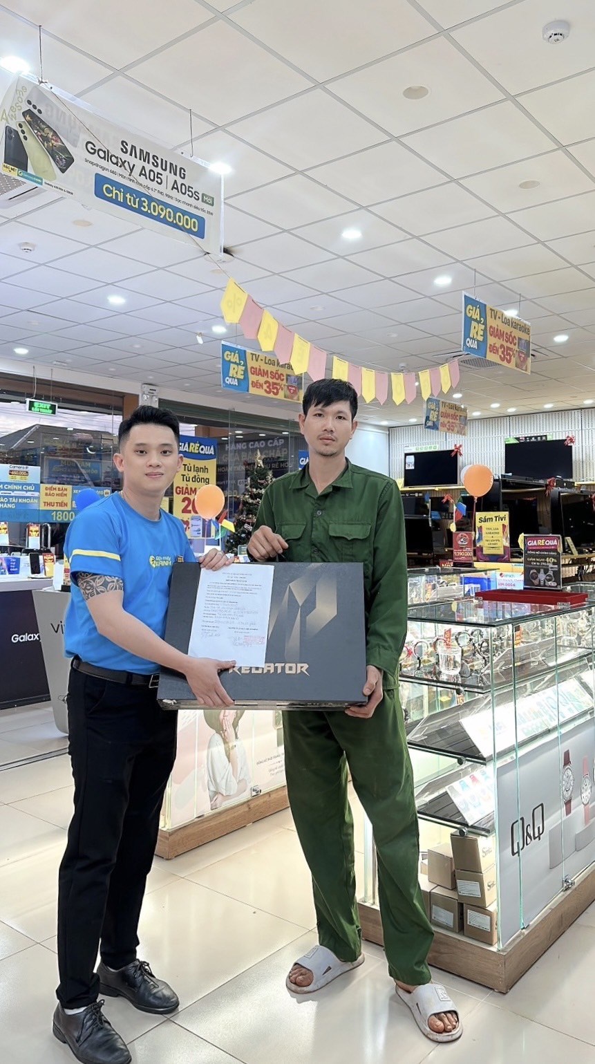 Khách hàng trúng giải