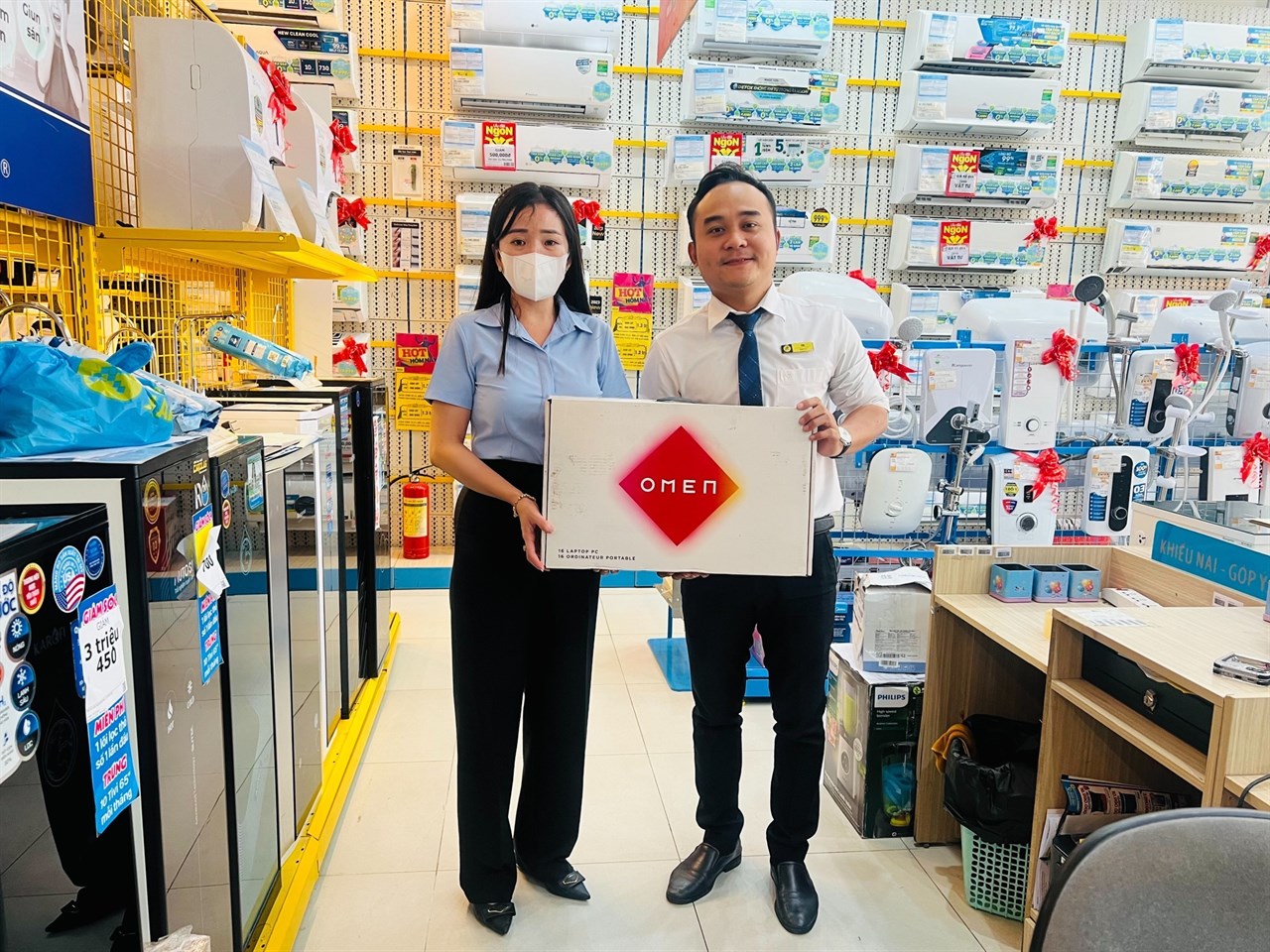 Khách hàng trúng giải