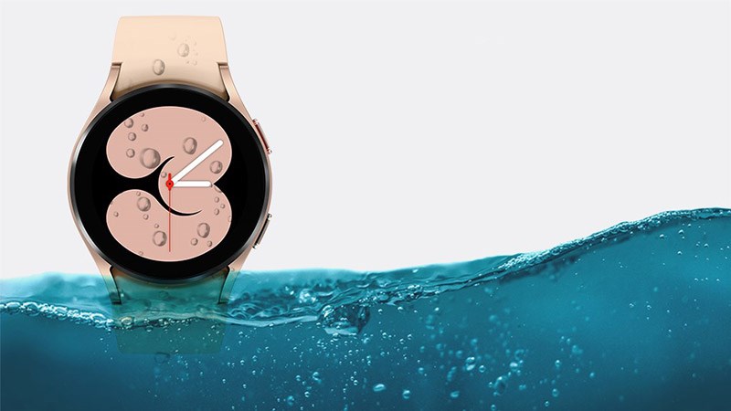 Galaxy Watch 4 c&oacute; khả năng kh&aacute;ng nước tốt v&agrave; kết nối đa dạng thiết bị