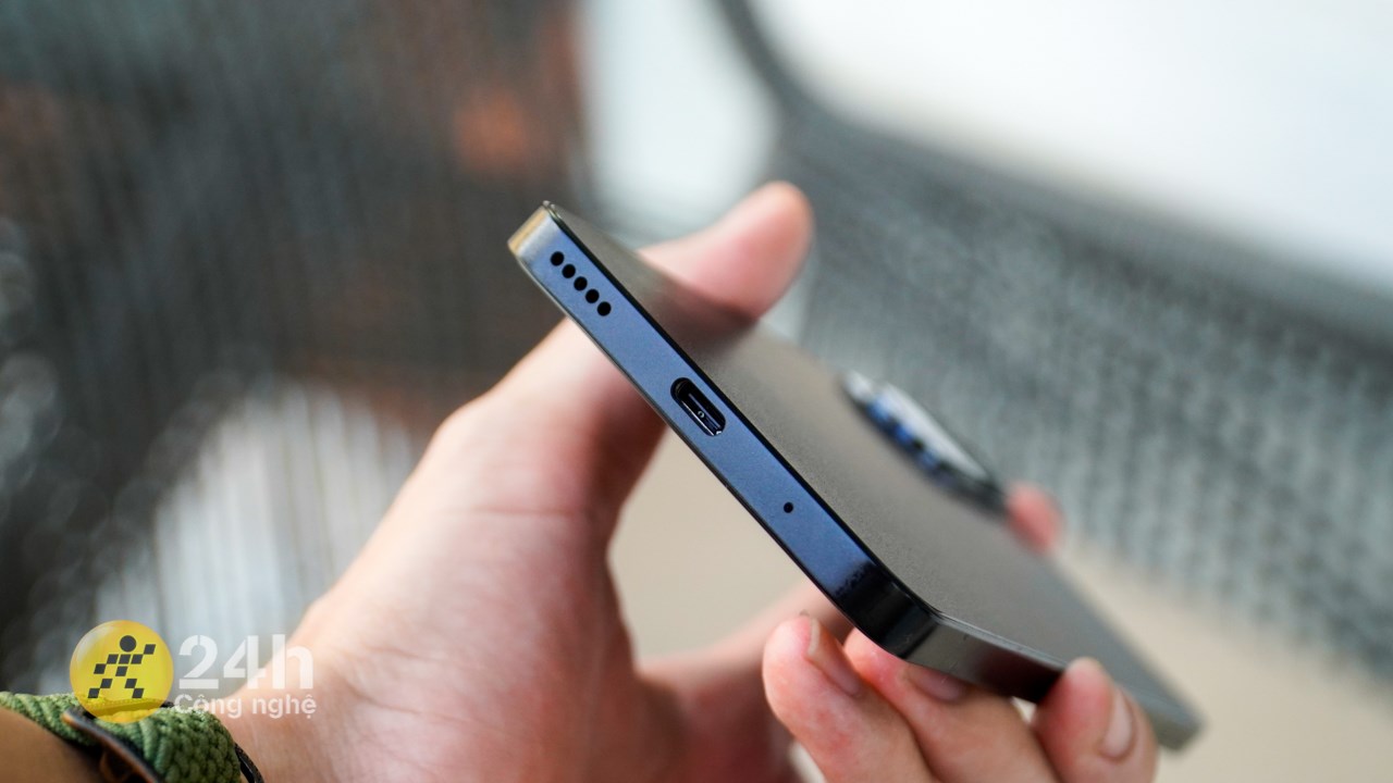 Canh đáy của sản phẩm chứa mic, dải loa và cổng cắm sạc USB-C.