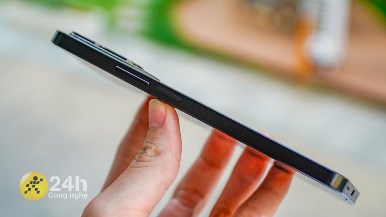 Cạnh phải của Honor 90 Lite chứa nút nguồn kiêm cảm biến vân tay và cụm phím tăng giảm âm lượng.