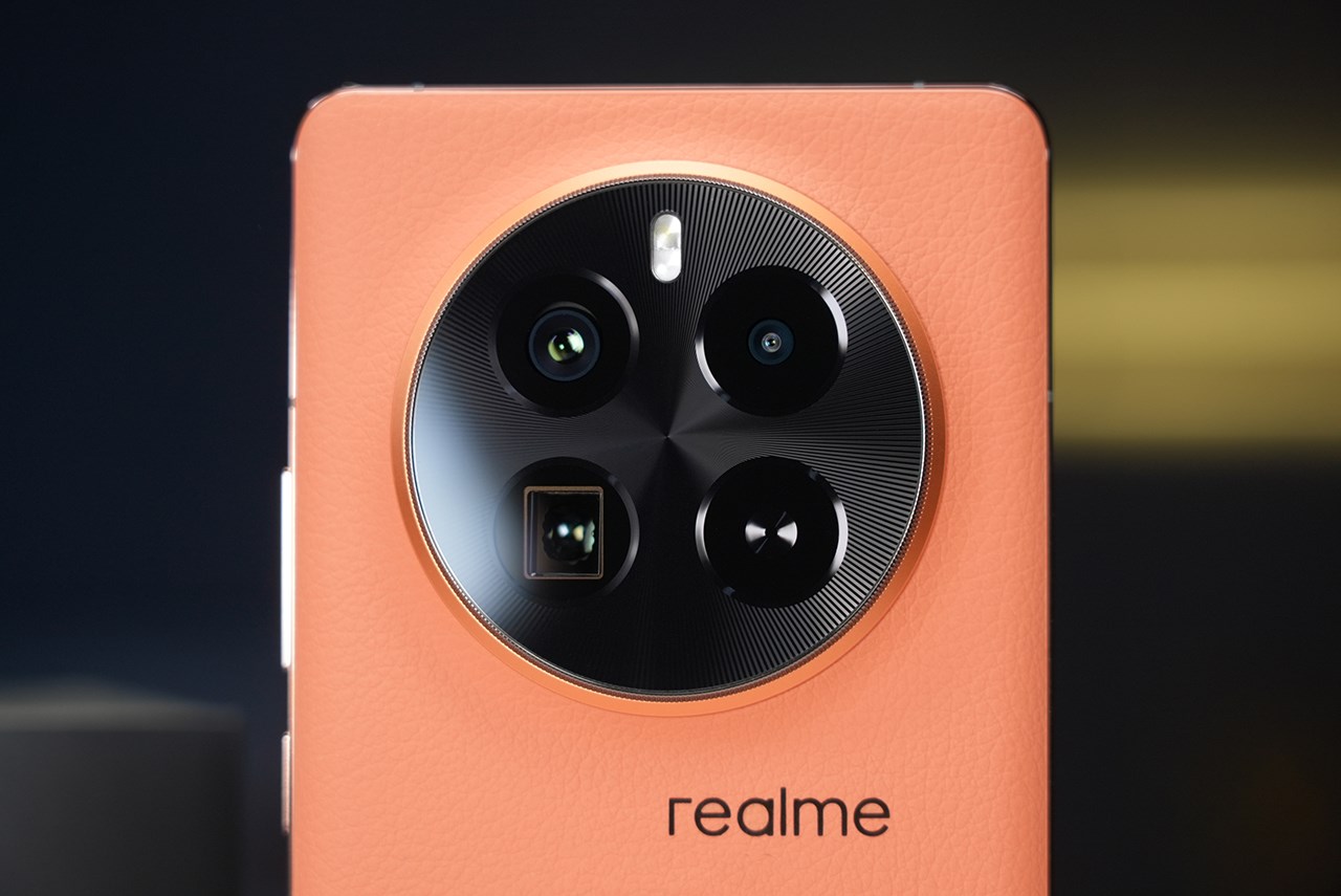 Cụm camera tròn lớn là điểm nhấn trên thiết kế của realme GT5 Pro. Nguồn: Weibo. Cụm camera tròn lớn là điểm nhấn trên thiết kế của realme GT5 Pro. Nguồn: Weibo.