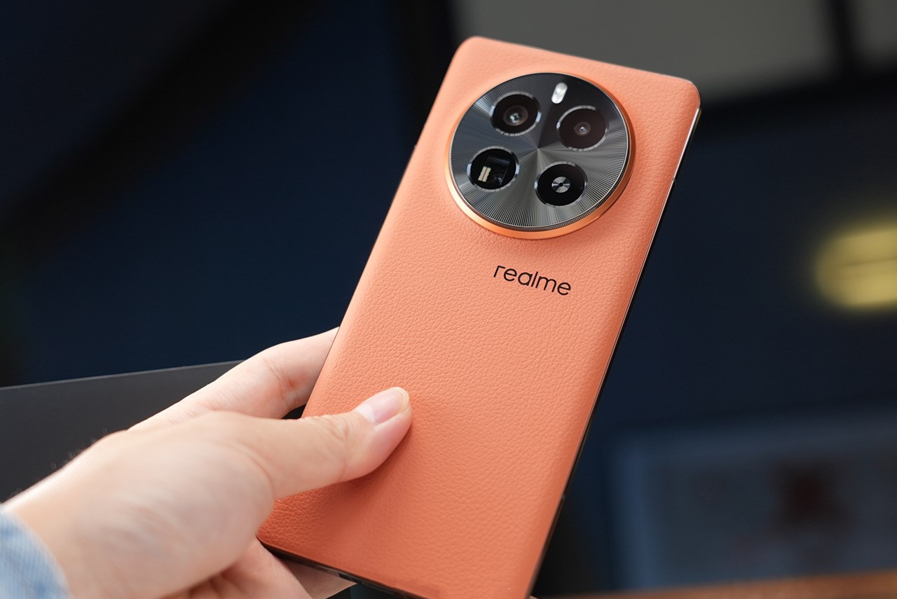 realme GT5 Pro bản mặt lưng da cho cảm giác cầm nắm thích hơn. Nguồn: Weibo. realme GT5 Pro bản mặt lưng da cho cảm giác cầm nắm thích hơn. Nguồn: Weibo.