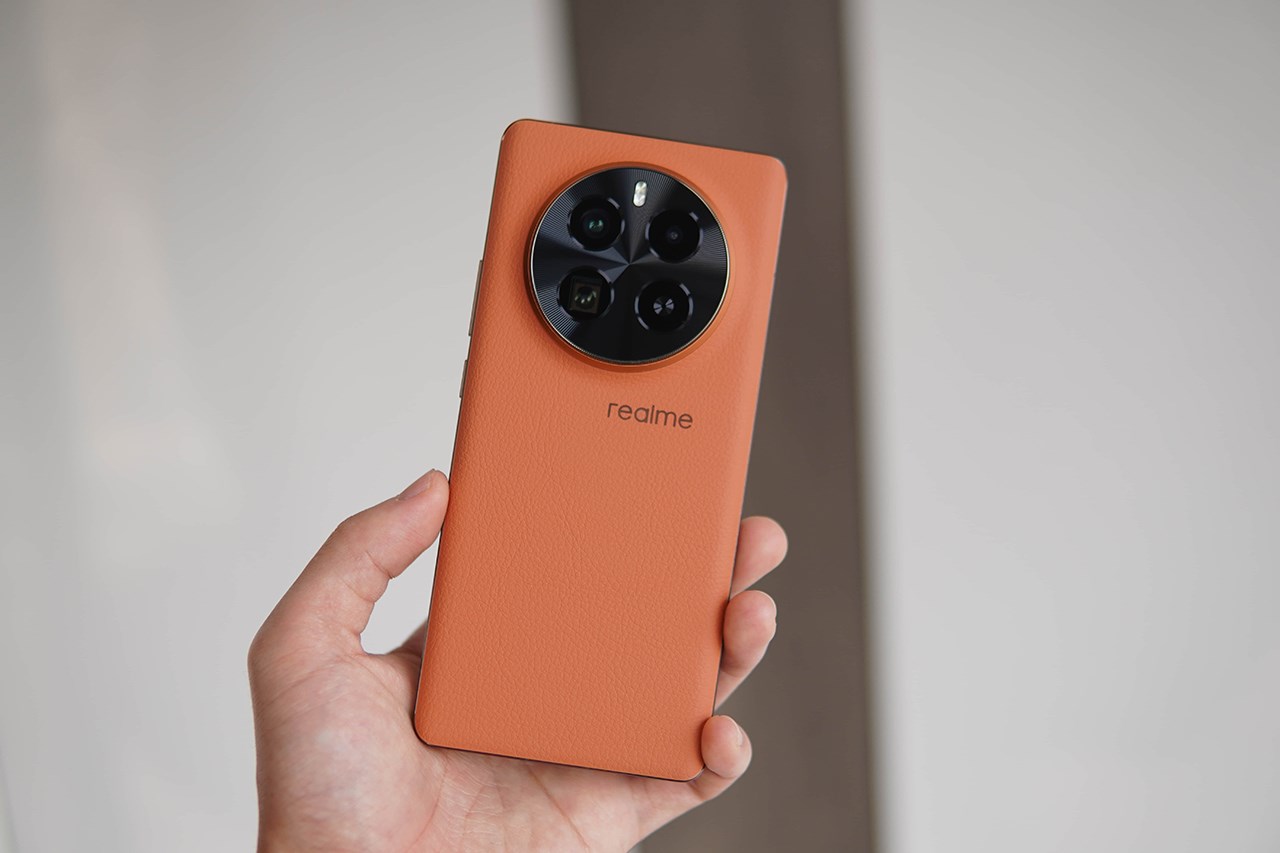 realme GT5 Pro có kích thước hợp lý nên cho cảm giác cầm nắm rất thoải mái. Nguồn: Weibo. realme GT5 Pro có kích thước hợp lý nên cho cảm giác cầm nắm rất thoải mái. Nguồn: Weibo.