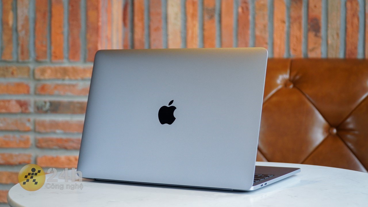 Macbook Pro M2 vừa mạnh mẽ nhưng vẫn rất gọn nhẹ Macbook Pro M2 vừa mạnh mẽ nhưng vẫn rất gọn nhẹ