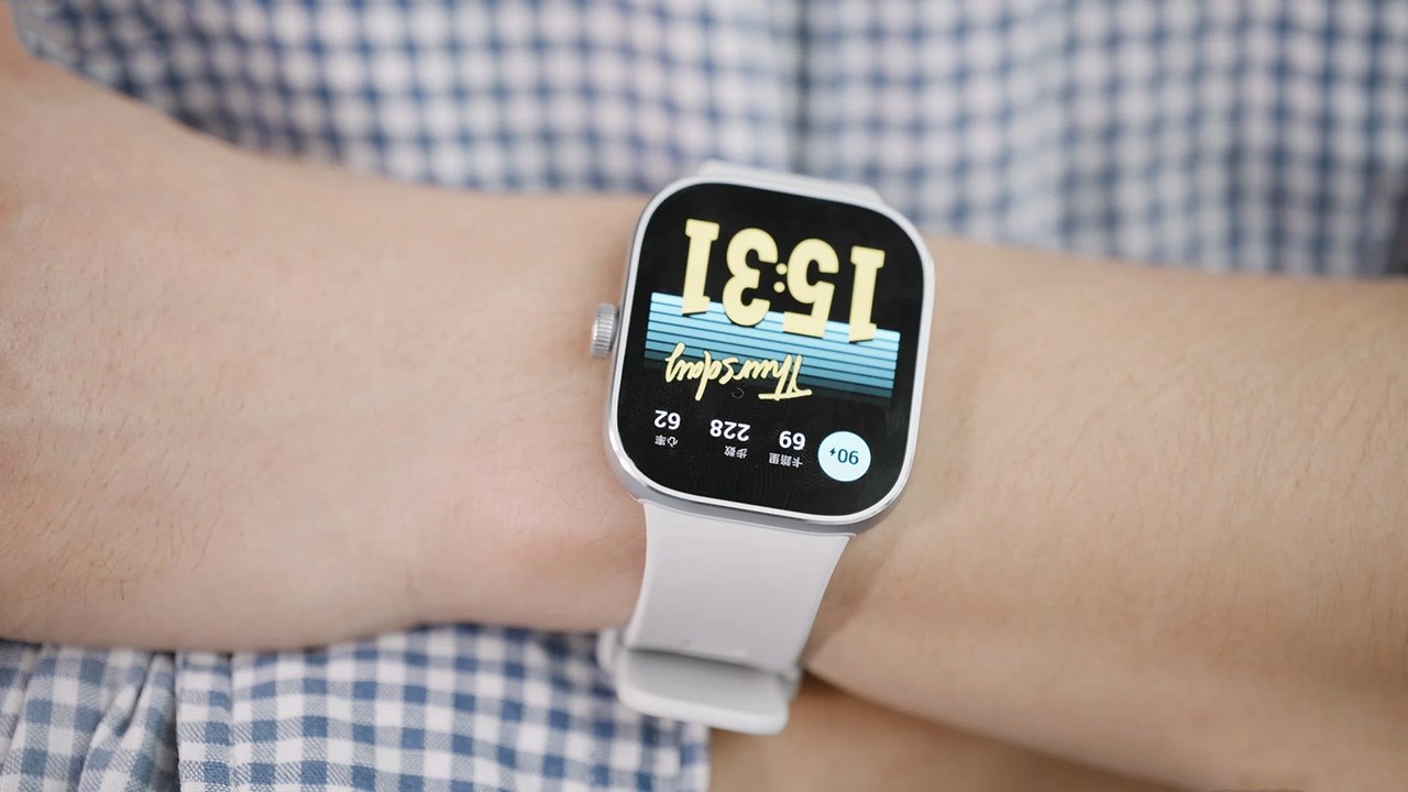 Redmi Watch 4 cho cảm giác đeo rất thoải mái ở trên tay. Nguồn: Gizmochina. Redmi Watch 4 cho cảm giác đeo rất thoải mái ở trên tay. Nguồn: Gizmochina.