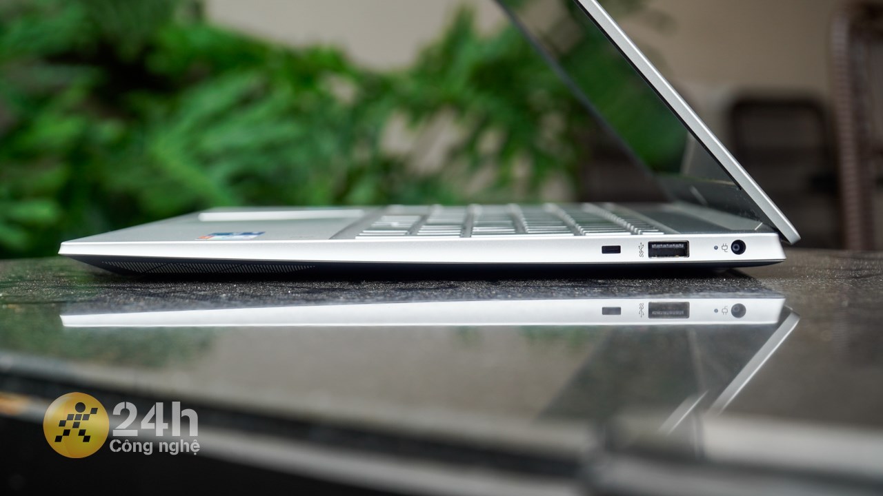 Canhjh phải của HP Pavilion 15 eg3095TU. Canhjh phải của HP Pavilion 15 eg3095TU.