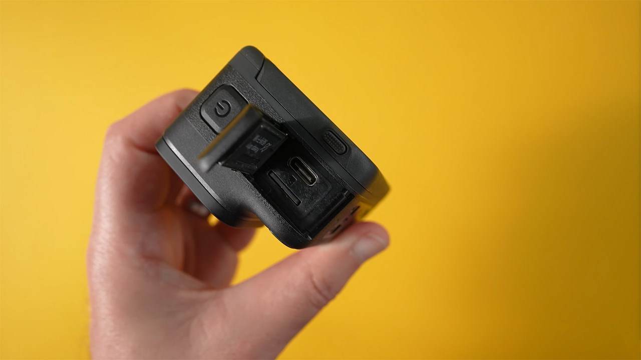 Cạnh trái của máy chứa khe cắm thẻ nhớ microSD, cổng sạc và nút nguồn. Nguồn: Ben Claremont.