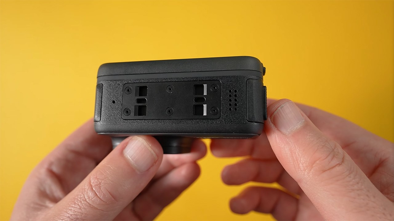 Cạnh đáy của Insta360 Ace Pro chứa ngàm từ tính. Nguồn: Ben Claremont.