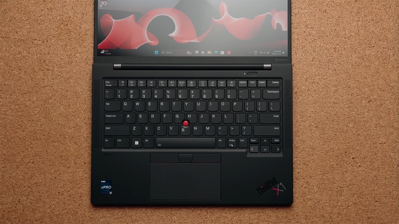 Lenovo ThinkPad X1 Carbon Gen 11 được trang bị bàn phím 68%. Nguồn: Matthew Moniz.