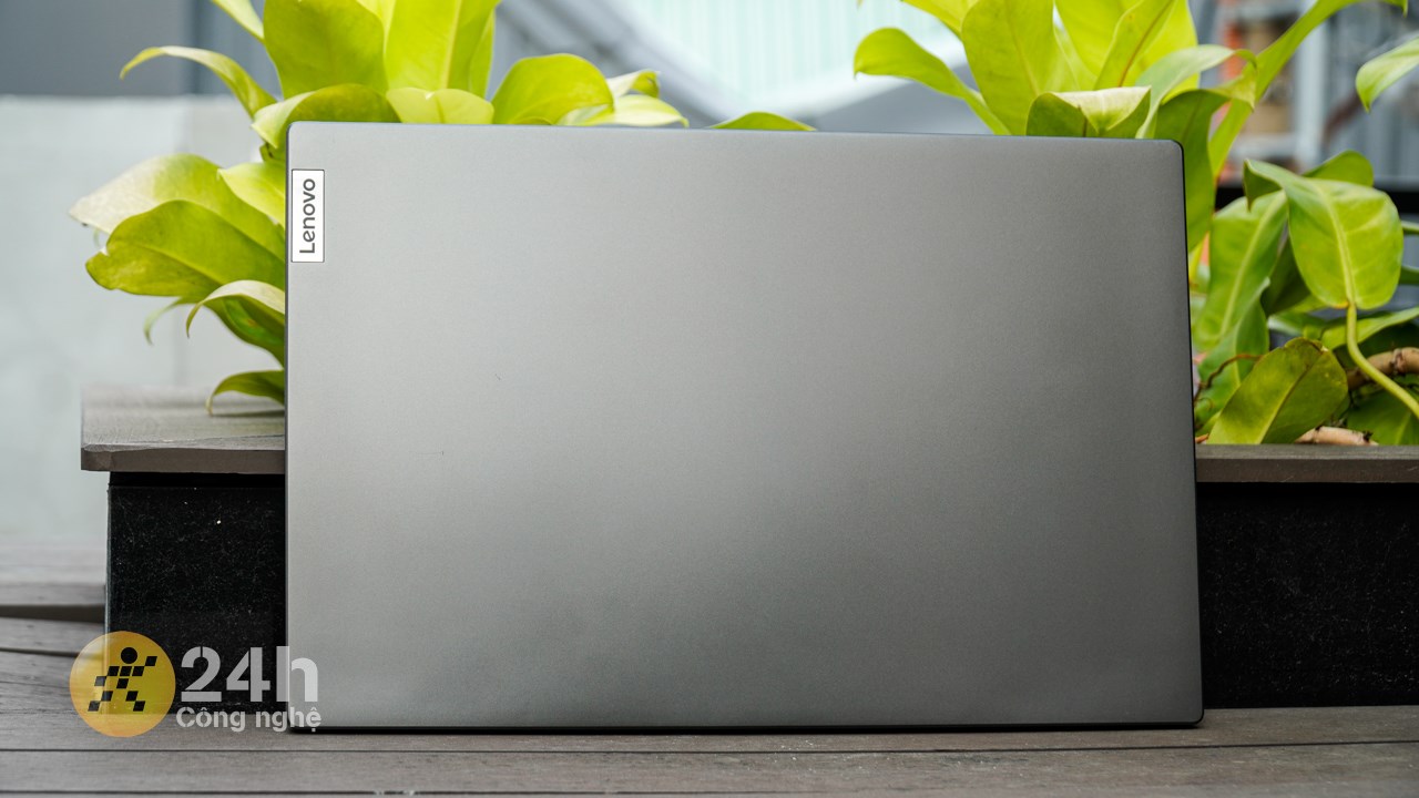 Mặt lưng của Lenovo V15 G4 IRU được phủ bóng với tông màu xám tro làm chủ đạo