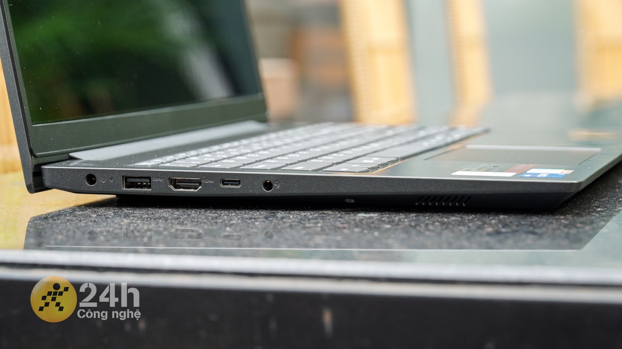 Các cổng kết nối trên cạnh trái của Lenovo V15 G4 IRU