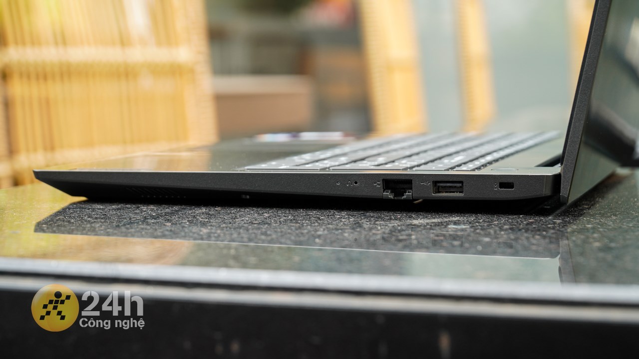 Các cổng kết nối trên cạnh phải của Lenovo V15 G4 IRU
