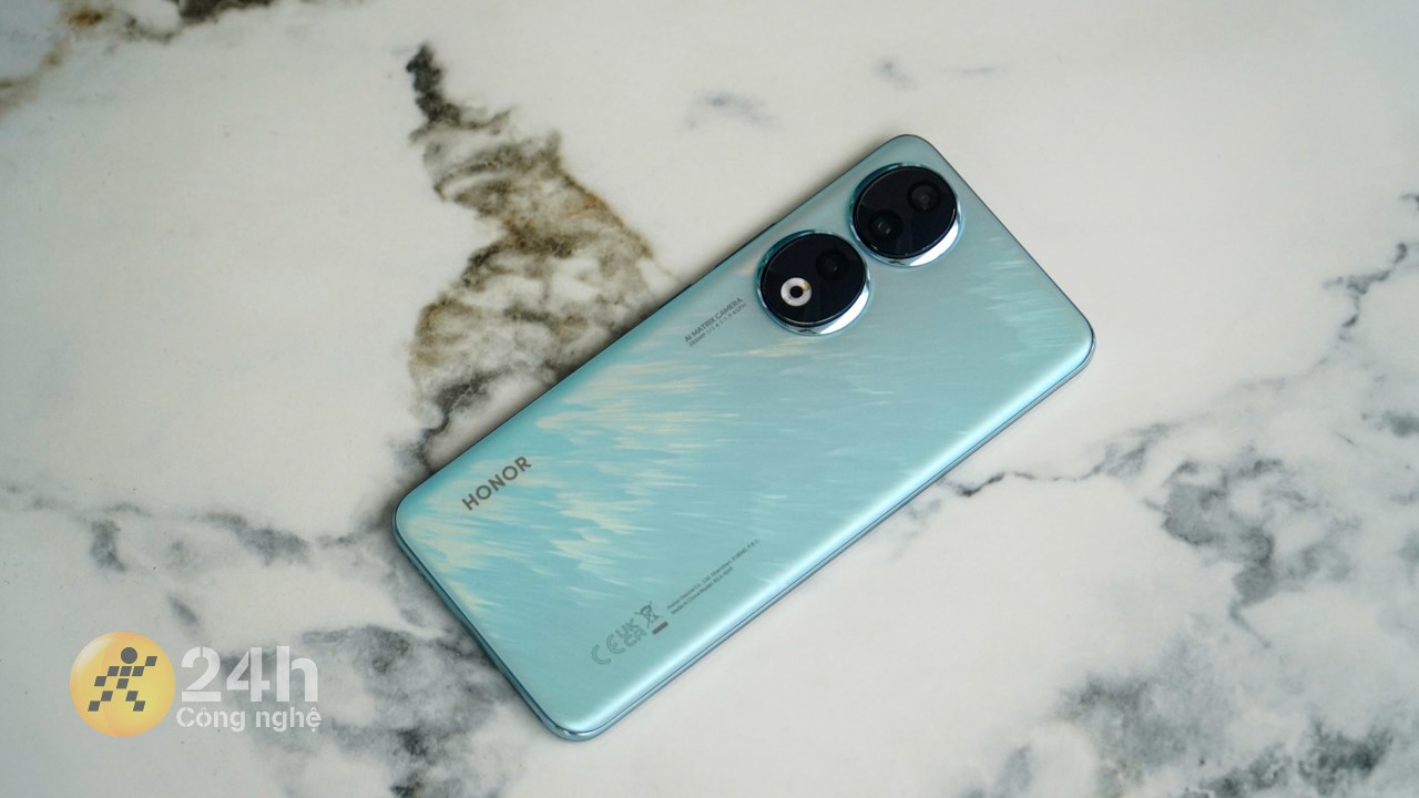 Mặt lưng kính nhám giúp cho Honor 90 5G hạn chế tốt tình trạng bám mồ hôi và dấu vân tay. Mặt lưng kính nhám giúp cho Honor 90 5G hạn chế tốt tình trạng bám mồ hôi và dấu vân tay.