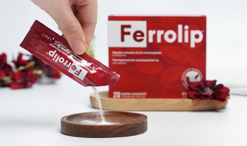 Đổ trực tiếp bột uống Ferrolip vào miệng mà không cần dùng nước Đổ trực tiếp bột uống Ferrolip vào miệng mà không cần dùng nước