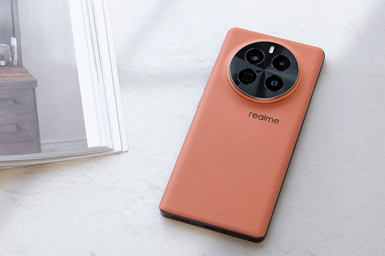 Mình mong realme GT6 Pro chỉ cần tinh chỉnh lại một chút ở phần khung để mang lại cảm giác sử dụng thoải mái hơn (ảnh minh họa: realme GT5 Pro). Nguồn: Vopmart.