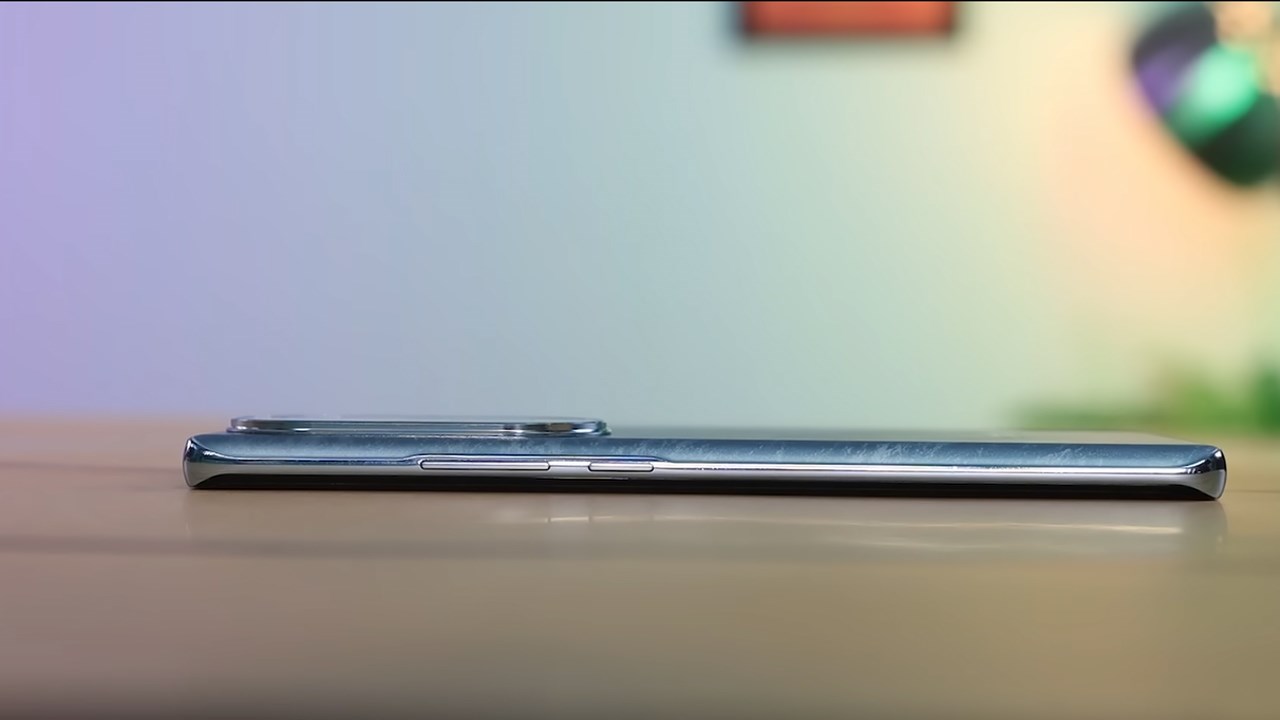 Cạnh phải của OPPO Reno11 Pro với nút nguồn, nút tăng/giảm âm lượng Cạnh phải của OPPO Reno11 Pro với nút nguồn, nút tăng/giảm âm lượng