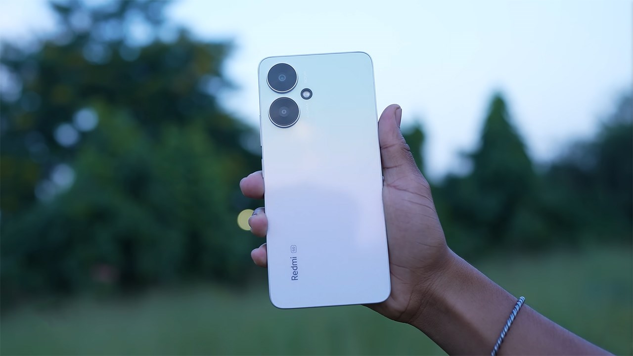 Redmi 13C 5G mang đến cảm giác cầm nắm thoải mái. Nguồn: Gyan Therapy.