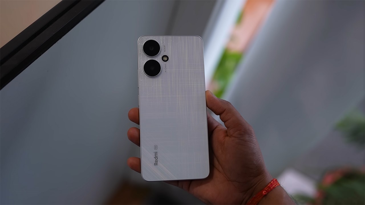 Mặt lưng Redmi 13C 5G còn được trang trí thêm những đường vân lấp lánh. Nguồn: Gyan Therapy.