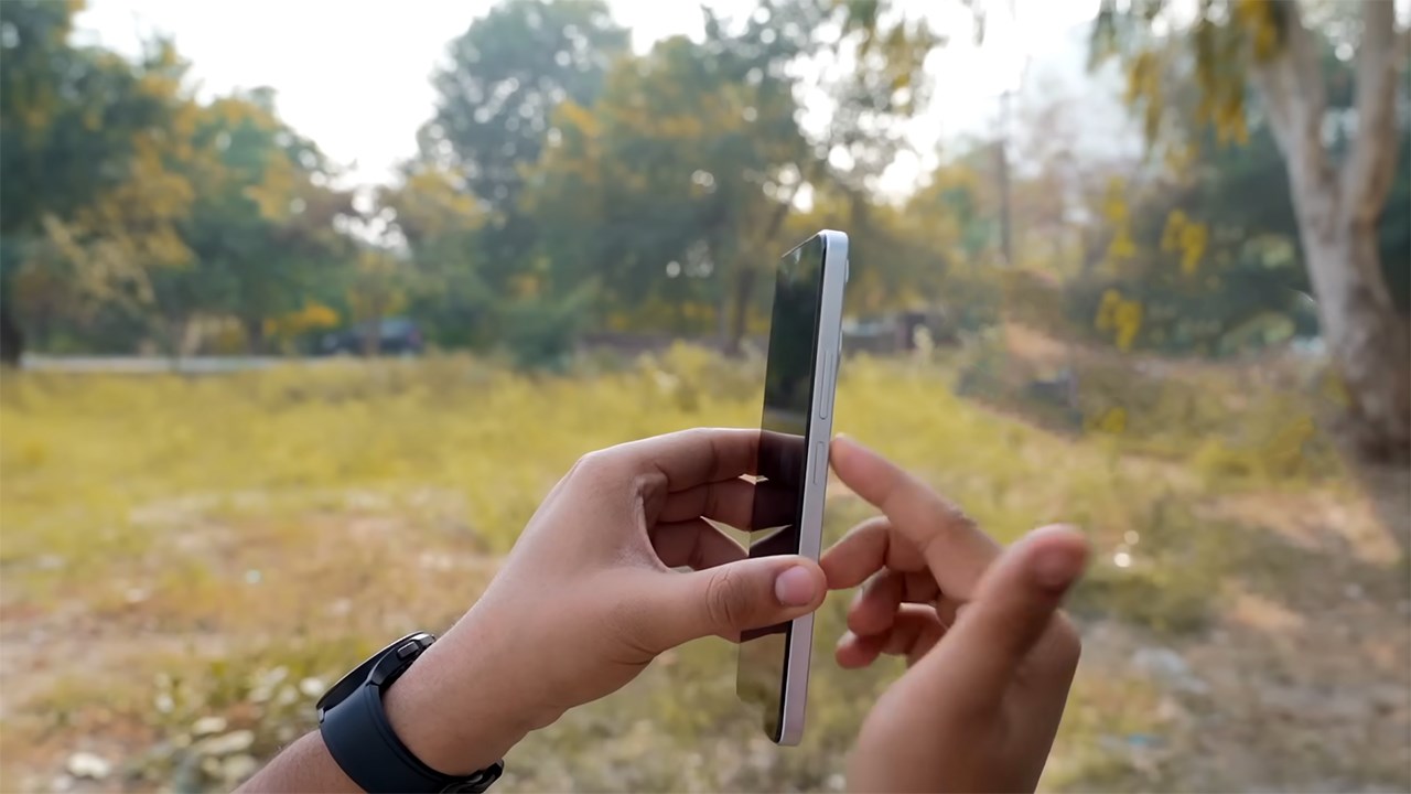 Cạnh phải của Redmi 13C 5G được trang bị nút nguồn kiêm cảm biến vân tay và cụm phím tăng giảm âm lượng.