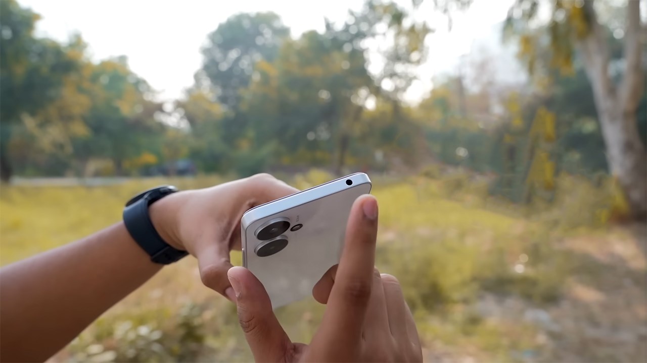 Cạnh trên Redmi 13C 5G chứa jack cắm tai nghe chuẩn 3.5 mm. Nguồn: TECHOOB.