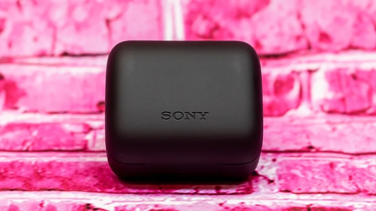 Sony INZONE Buds được thiết kế theo dạng hình thang khá độc đáo và lạ mắt. Nguồn: PCMAG.