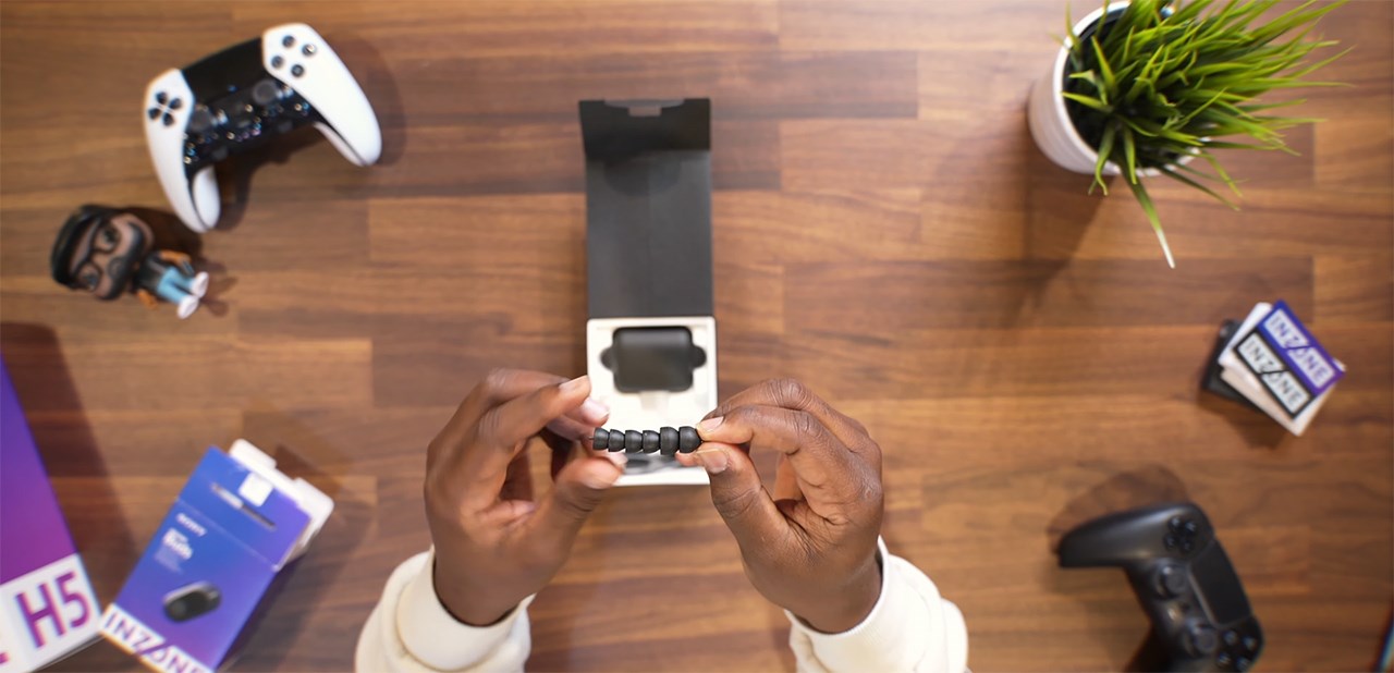 Bên trong hộp đựng Sony INZONE Buds chứa nhiều núm tai khác nhau. Nguồn: CKid.