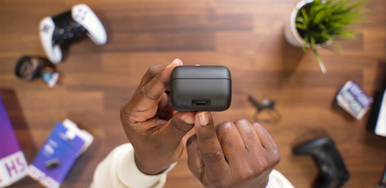 Tổng thể bên ngoài hộp Sony INZONE Buds chứa nút reset và cổng sạc ở mặt lưng. Nguồn: CKid.