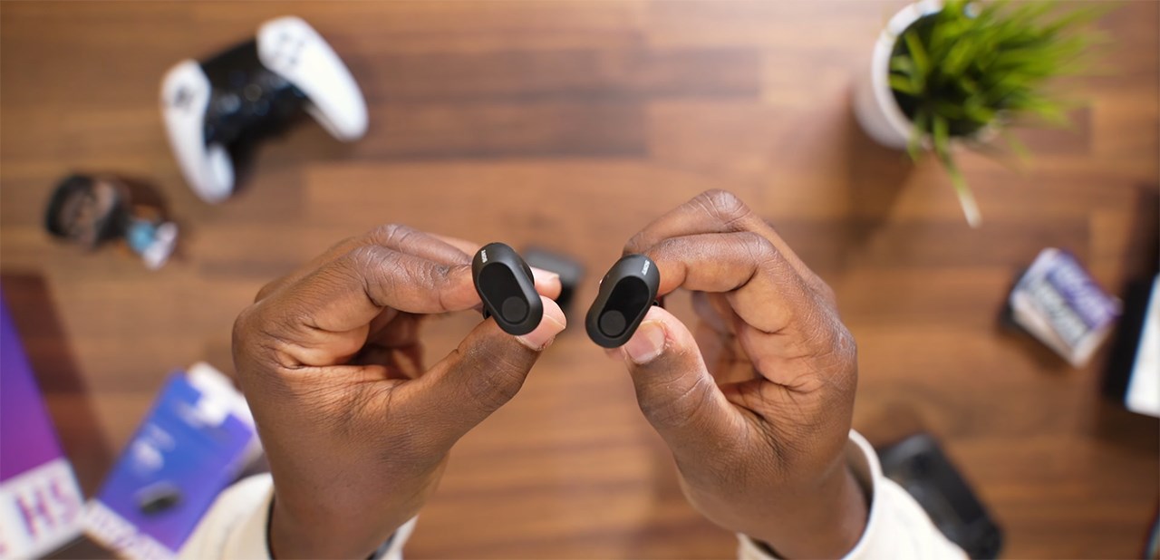 Mặt sau của Sony INZONE Buds được làm dạng bóng và là nơi đặt cảm biến lẫn mic. Nguồn: CKid.