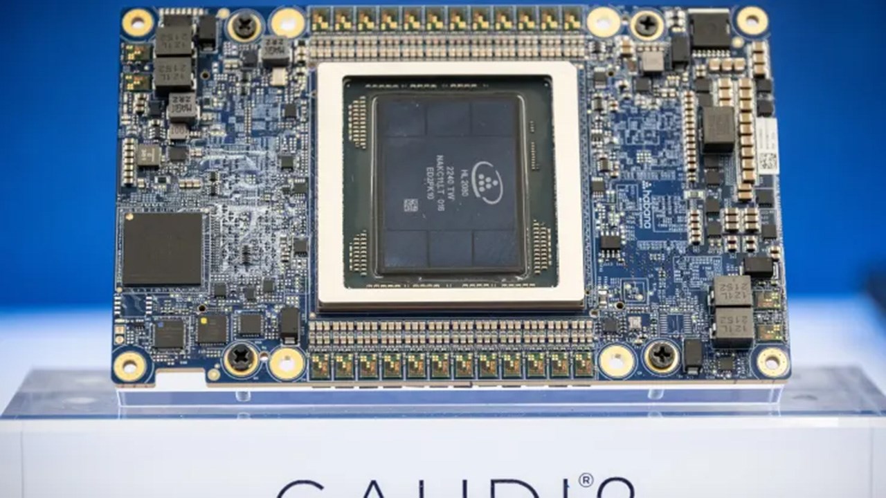 Intel Gaudi2 được Intel chạy thử nghiệm ngay tại sự kiện Intel Gaudi2 được Intel chạy thử nghiệm ngay tại sự kiện