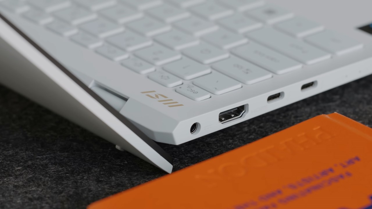 Các cạnh viền của MSI Prestige 13 EVO được vát vuông vắn một cách nam tính và mạnh mẽ